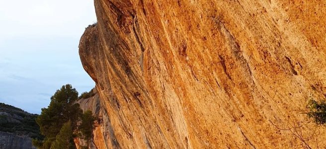 Recórrer les muntanyes de la Costa Daurada és també descobrir indrets únics com les zones d’escalada de Mont-ral, La Riba, Siurana, o Margalef. Us atrevireu a grimpar i a fer una via ferrata?