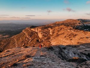 Una de les imatges més conegudes del Parc Natural de la Serra del Montsant és la roca Corbatera, de 1.163 metres