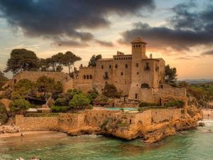 Des del segle XI es preserva documentació que en parla. És el castell de Tamarit, una joia de la Costa Daurada des d’on podreu gaudir de tots i cadascun dels blaus del Mediterrani