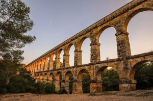 Des del riu Francolí i fins a Tàrraco. L’aqüeducte de les Ferreres, conegut popularment com el Pont del Diable, va ser construït per traslladar l’aigua des del Rourell fins a la capital romana