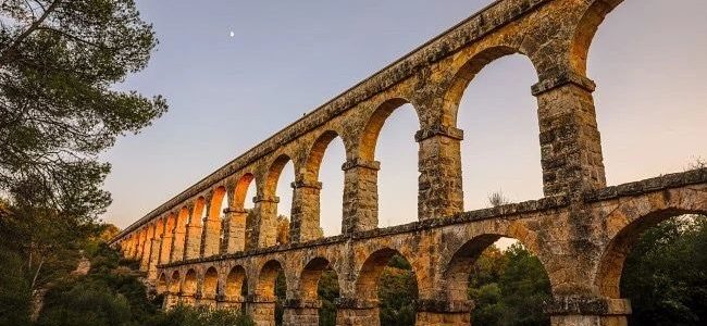 Des del riu Francolí i fins a Tàrraco. L’aqüeducte de les Ferreres, conegut popularment com el Pont del Diable, va ser construït per traslladar l’aigua des del Rourell fins a la capital romana