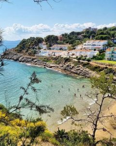 La ruta dels quaranta miradors de Salou us descobrirà un fantàstic litoral tot passejant pel camí de ronda i envoltats de natura i paisatges mediterranis