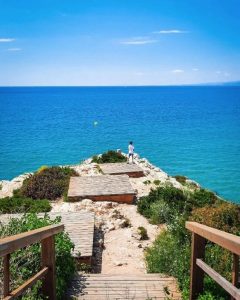 La ruta dels quaranta miradors de Salou us descobrirà un fantàstic litoral tot passejant pel camí de ronda i envoltats de natura i paisatges mediterranis