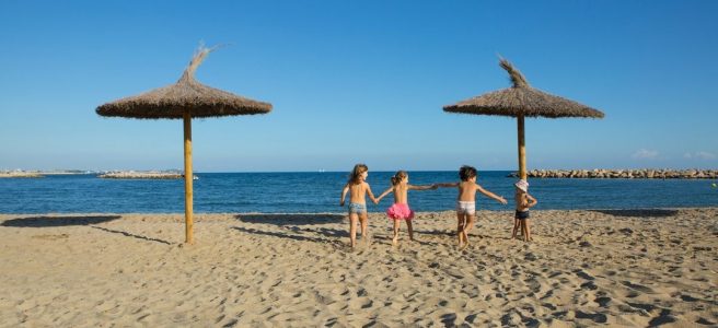 Primer dissabte d'agost! El passeu a la platja en família? Els més petits trobaran el lloc de jocs d’estiu ideal a la platja de Cambrils. Sorra fina, aigües tranquil·les i molta diversió us hi esperen!