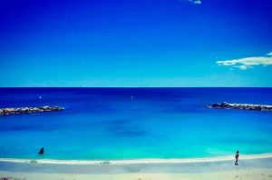 🌊 Blaus de la #Mediterrània a la Cala de #lAlguer, bon divendres!. . 🌊 Azules del #Mediterráneo en la Cala de "l'Alguer" ¡feliz Viernes!. . 🌊 Mediterranean blue in l'Alguer Cova, good Friday!. . 🌊BBlues de la #Méditerranée à Crique de l'#Alguer, bon vendredi!.
